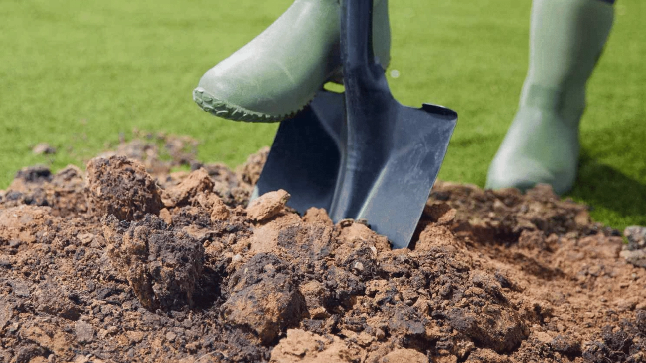 Clay Soil Aeration Tools and Organic Amendments